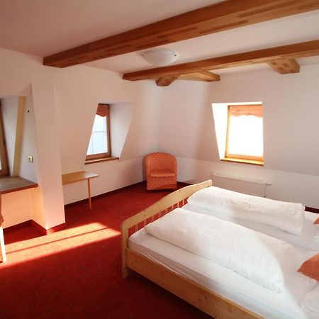 Gasthaus Weisskugel Hotell Malles Venosta Exteriör bild
