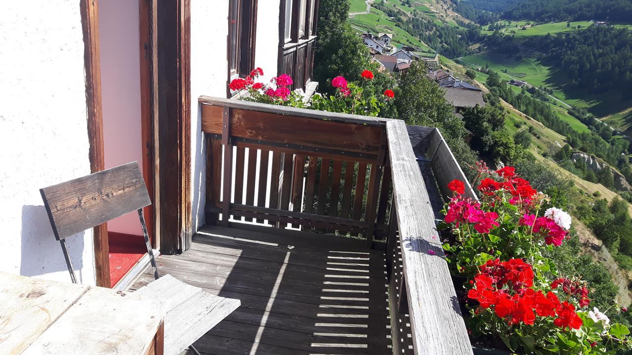 Gasthaus Weisskugel Hotell Malles Venosta Exteriör bild