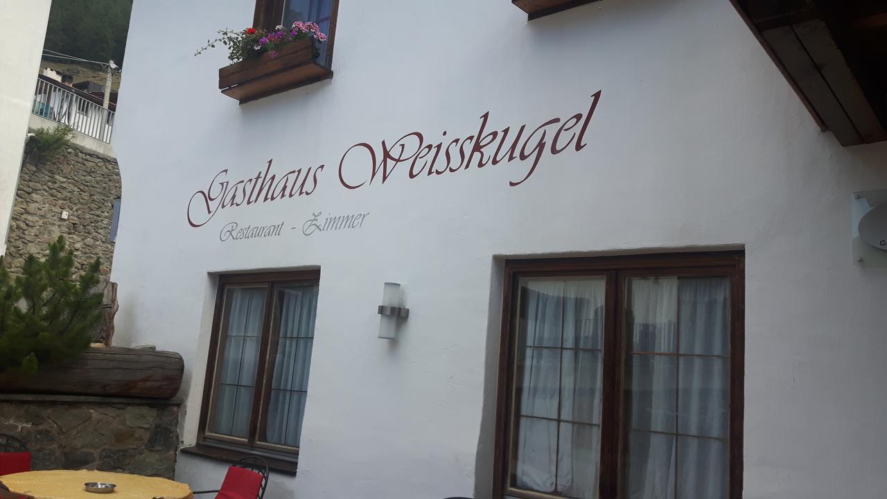 Gasthaus Weisskugel Hotell Malles Venosta Exteriör bild