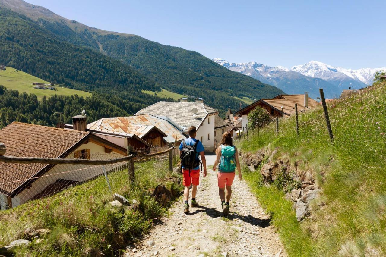 Gasthaus Weisskugel Hotell Malles Venosta Exteriör bild