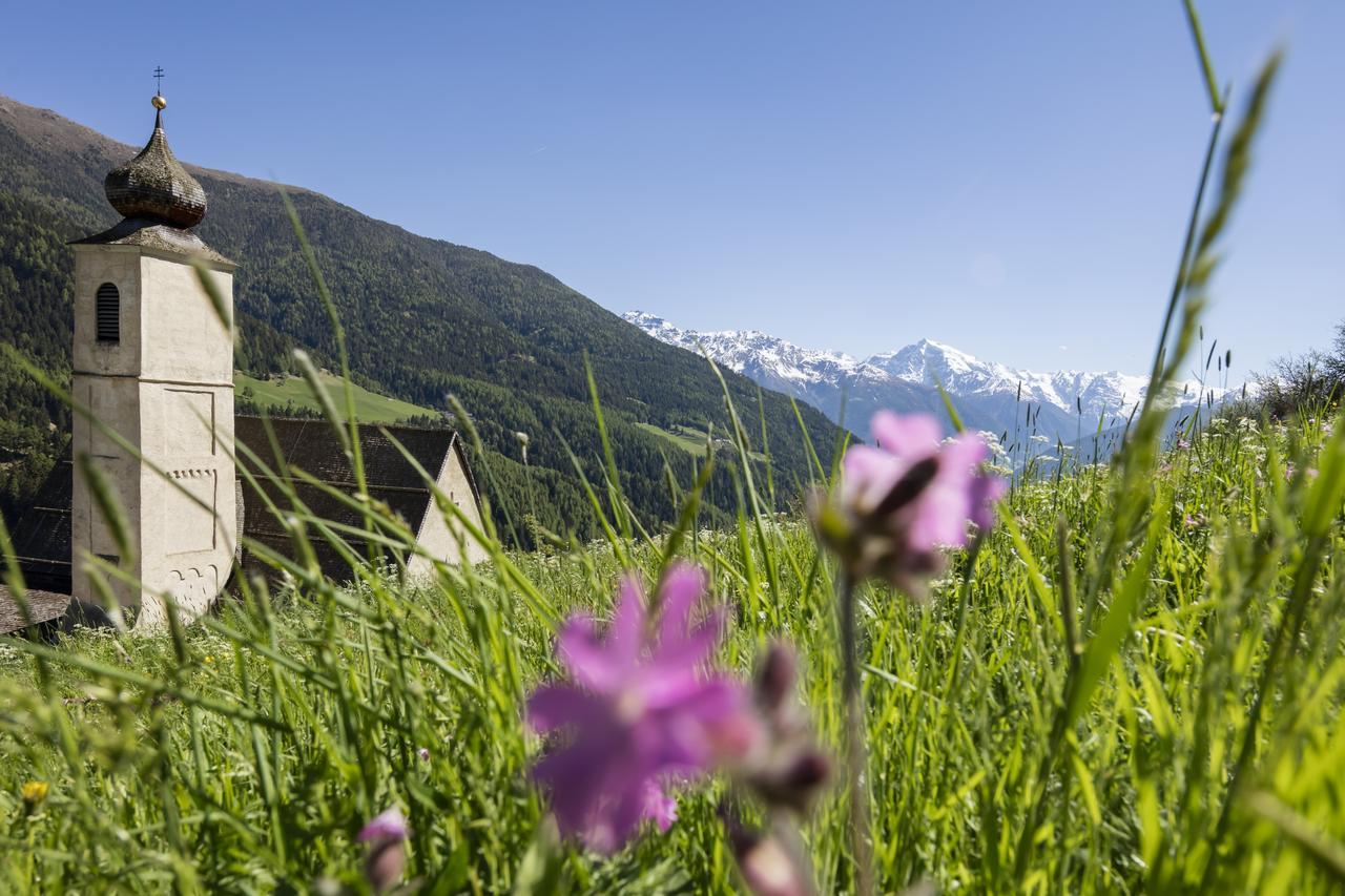 Gasthaus Weisskugel Hotell Malles Venosta Exteriör bild