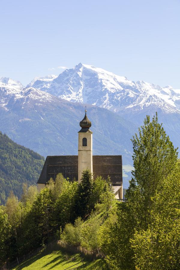 Gasthaus Weisskugel Hotell Malles Venosta Exteriör bild