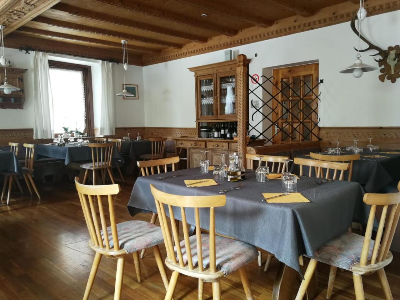 Gasthaus Weisskugel Hotell Malles Venosta Exteriör bild