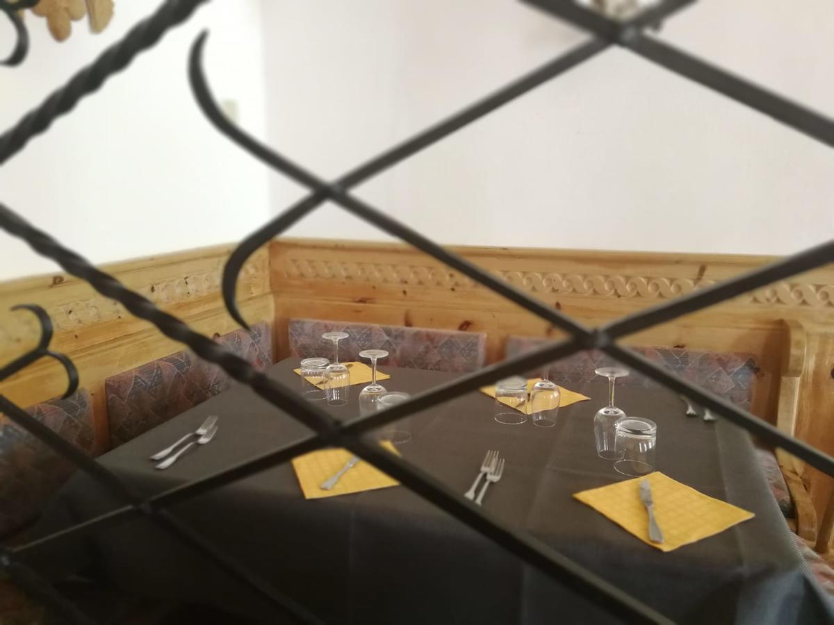 Gasthaus Weisskugel Hotell Malles Venosta Exteriör bild