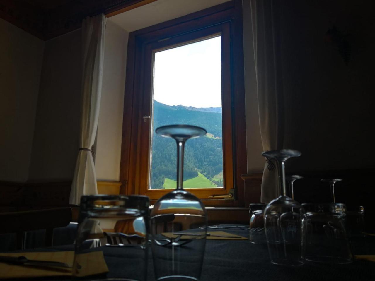 Gasthaus Weisskugel Hotell Malles Venosta Exteriör bild