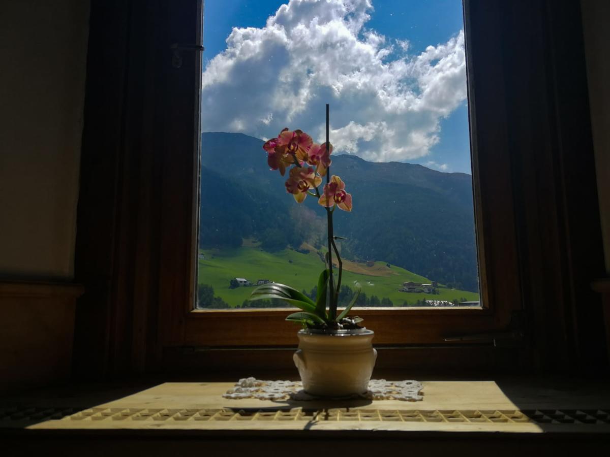 Gasthaus Weisskugel Hotell Malles Venosta Exteriör bild
