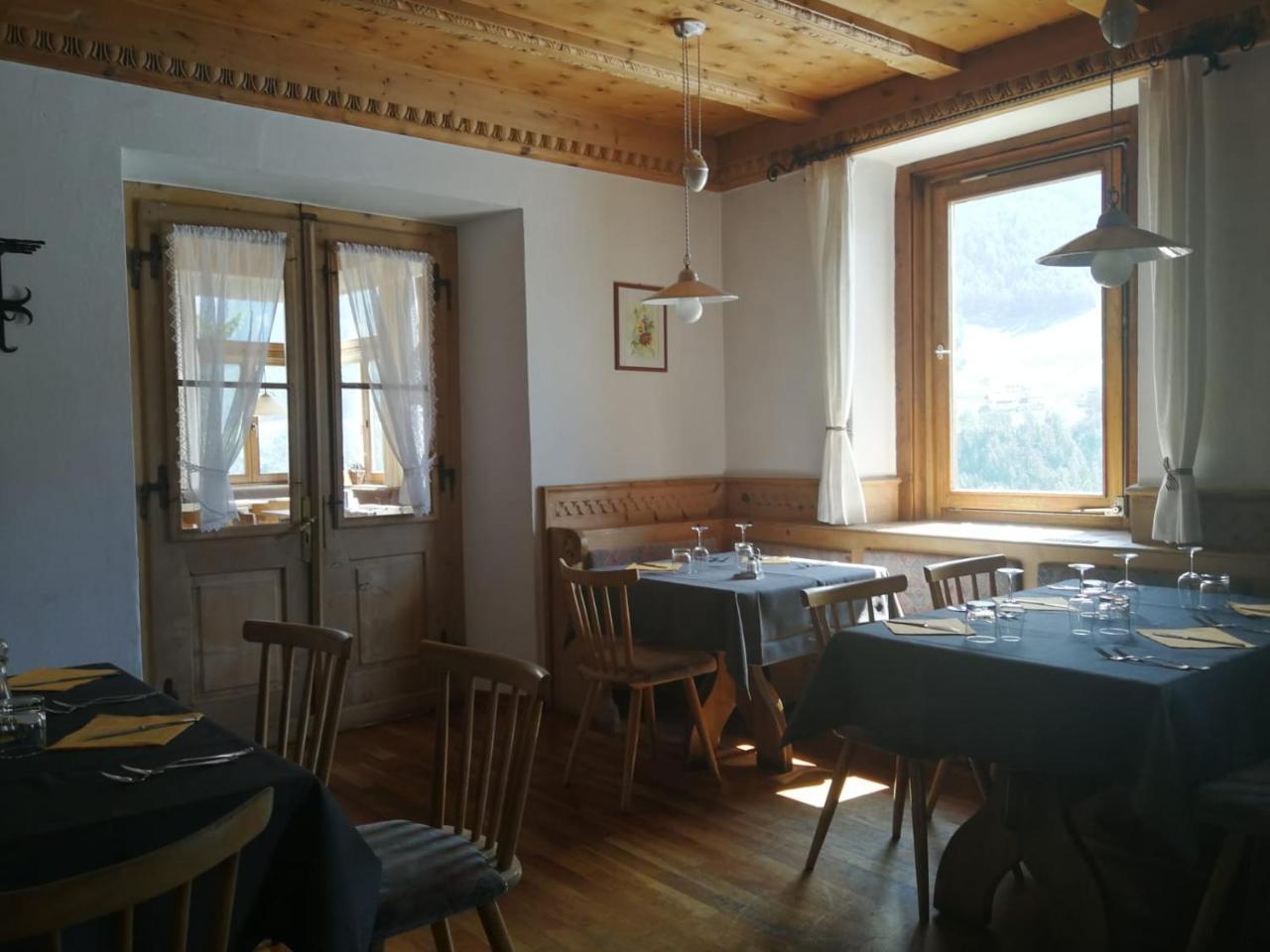 Gasthaus Weisskugel Hotell Malles Venosta Exteriör bild