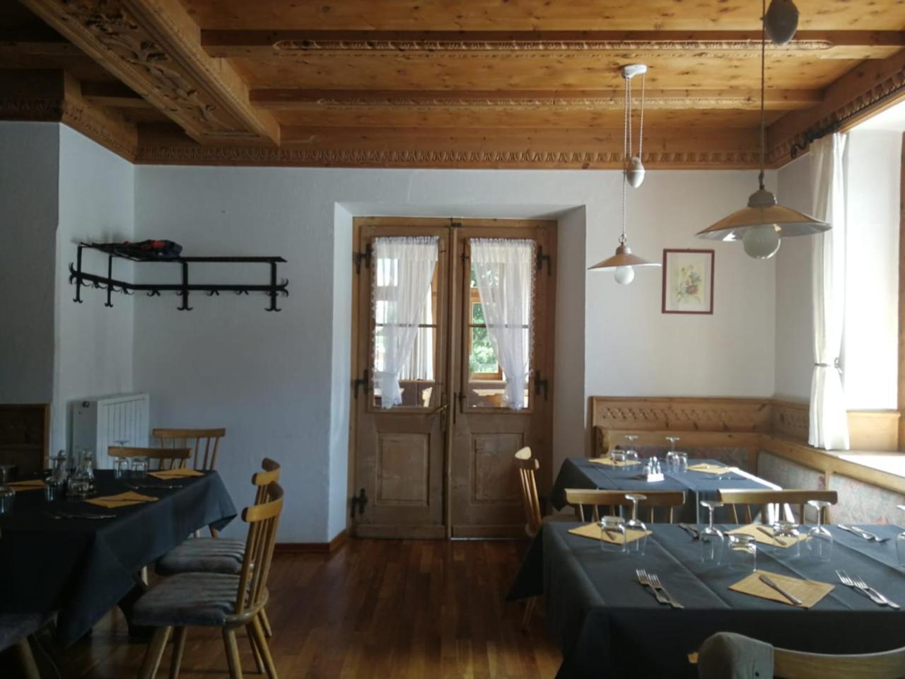 Gasthaus Weisskugel Hotell Malles Venosta Exteriör bild