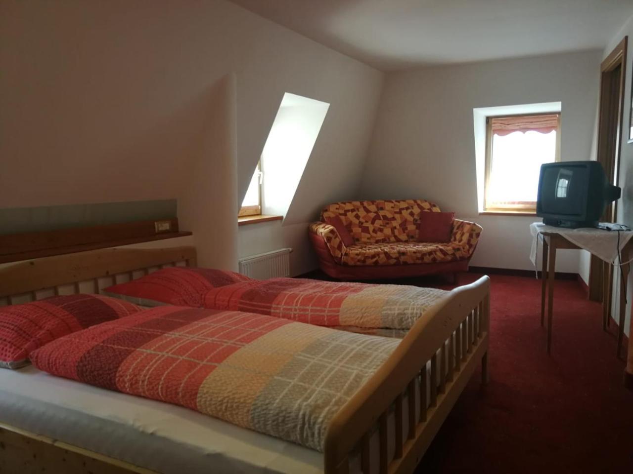Gasthaus Weisskugel Hotell Malles Venosta Exteriör bild