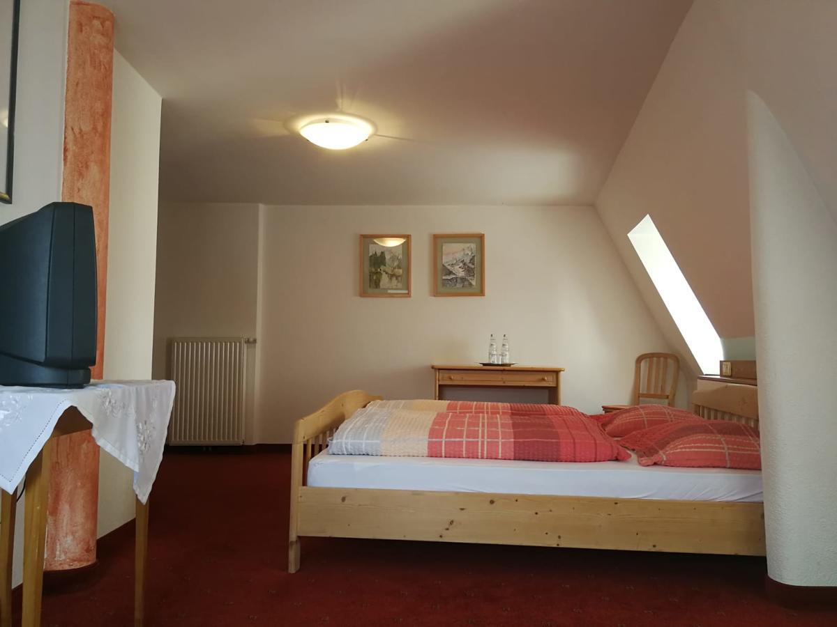 Gasthaus Weisskugel Hotell Malles Venosta Exteriör bild
