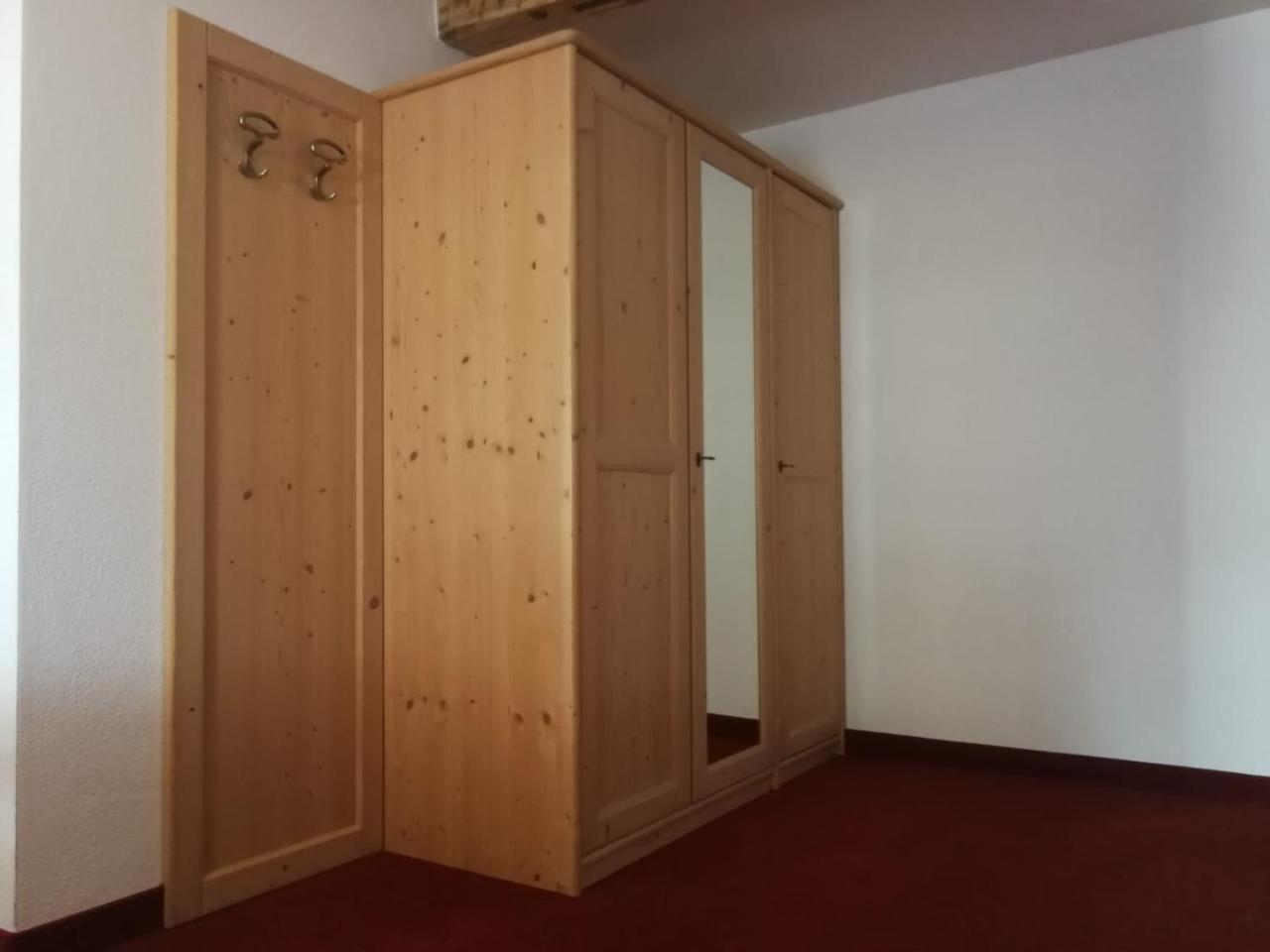 Gasthaus Weisskugel Hotell Malles Venosta Exteriör bild