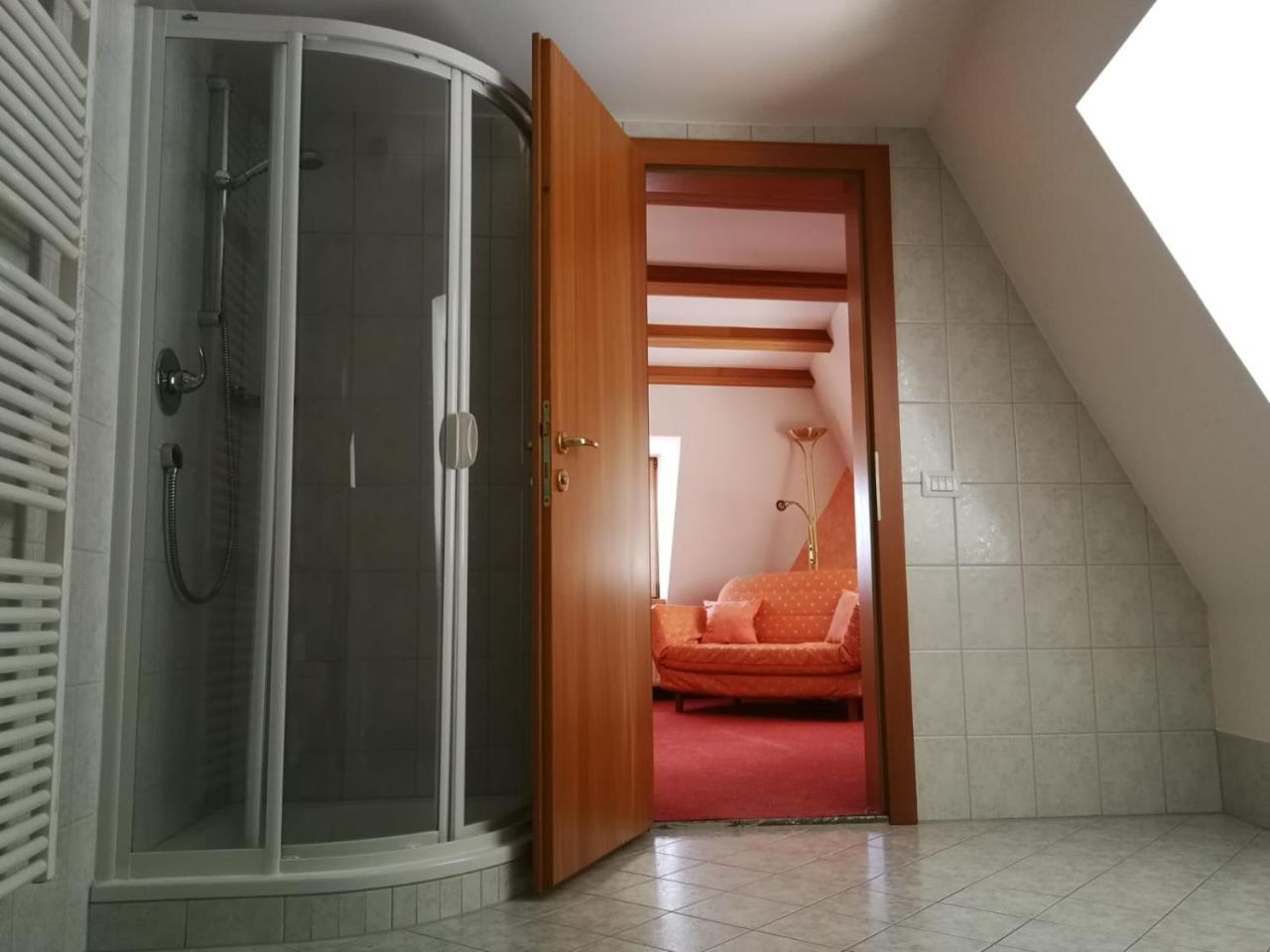 Gasthaus Weisskugel Hotell Malles Venosta Exteriör bild