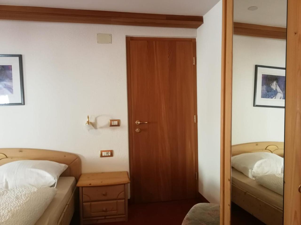 Gasthaus Weisskugel Hotell Malles Venosta Exteriör bild