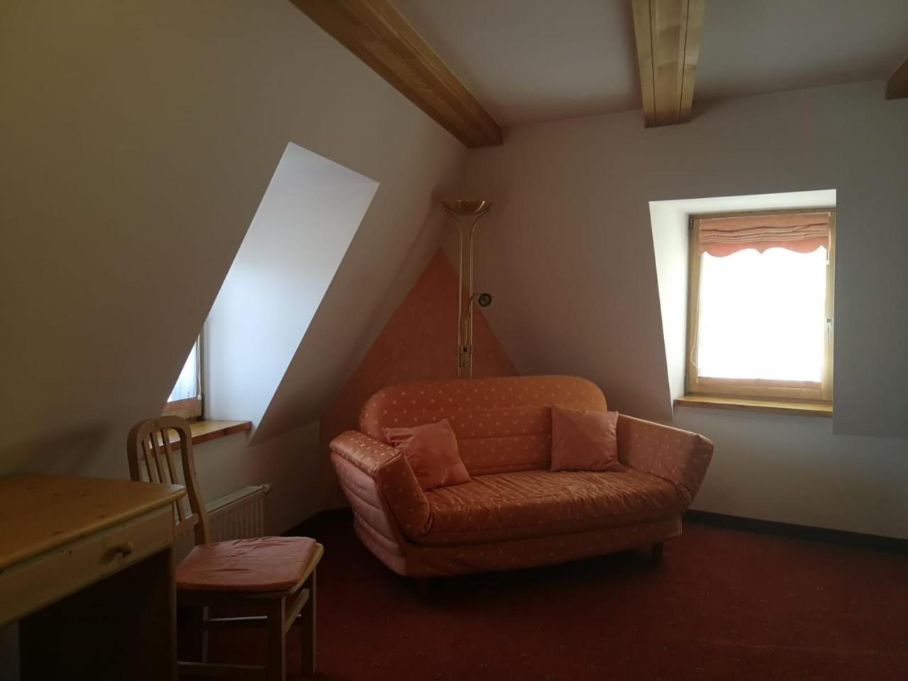 Gasthaus Weisskugel Hotell Malles Venosta Exteriör bild