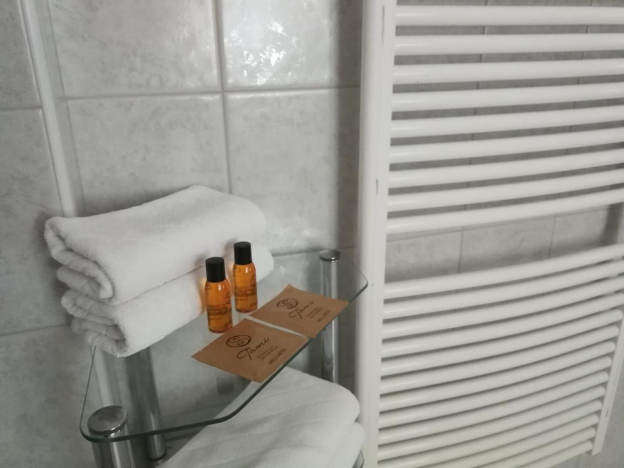 Gasthaus Weisskugel Hotell Malles Venosta Exteriör bild