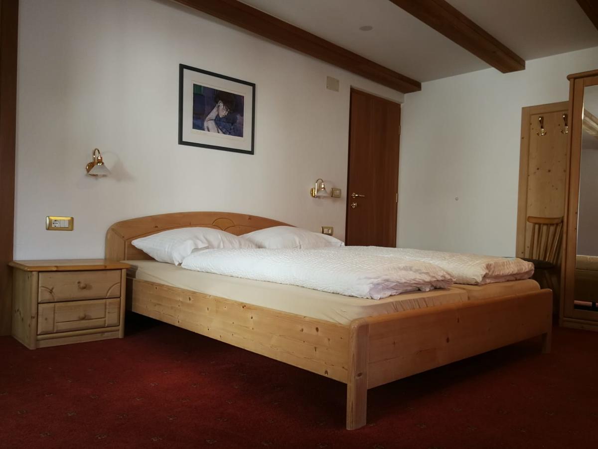 Gasthaus Weisskugel Hotell Malles Venosta Exteriör bild