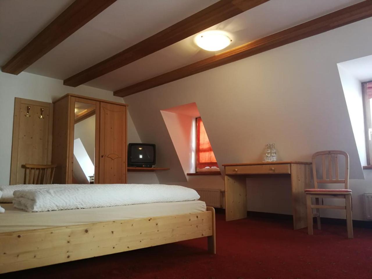 Gasthaus Weisskugel Hotell Malles Venosta Exteriör bild