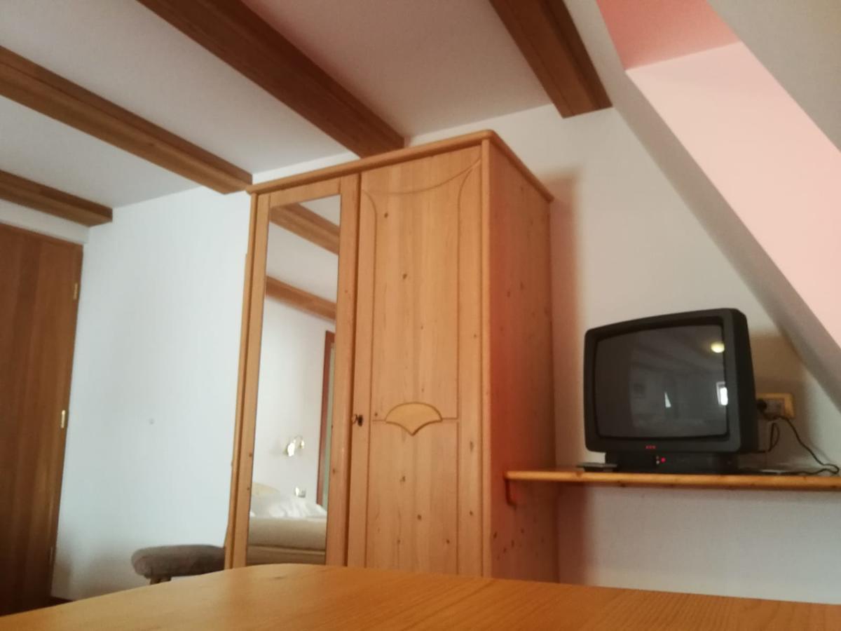 Gasthaus Weisskugel Hotell Malles Venosta Exteriör bild