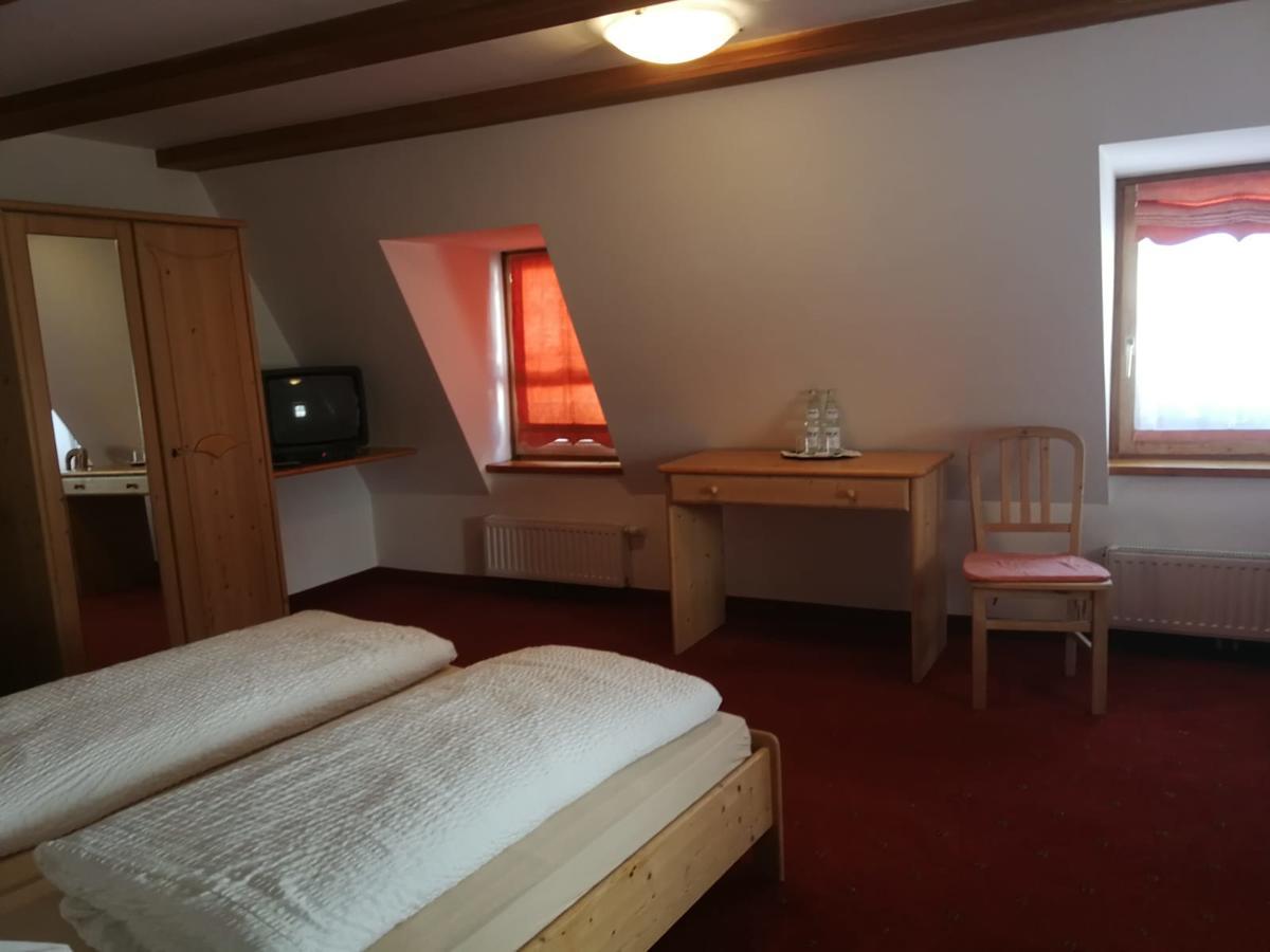 Gasthaus Weisskugel Hotell Malles Venosta Exteriör bild