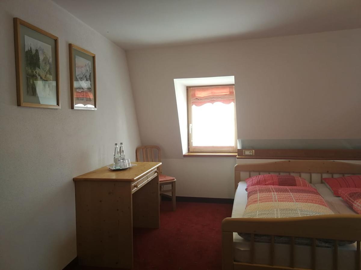 Gasthaus Weisskugel Hotell Malles Venosta Exteriör bild