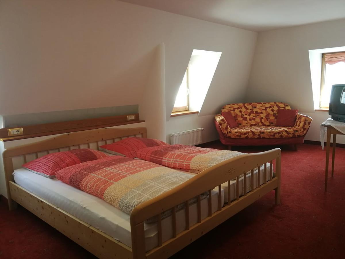 Gasthaus Weisskugel Hotell Malles Venosta Exteriör bild