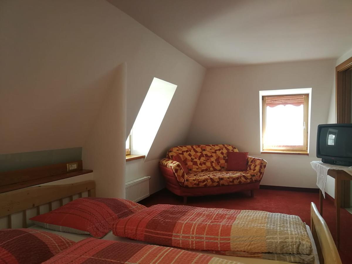 Gasthaus Weisskugel Hotell Malles Venosta Exteriör bild