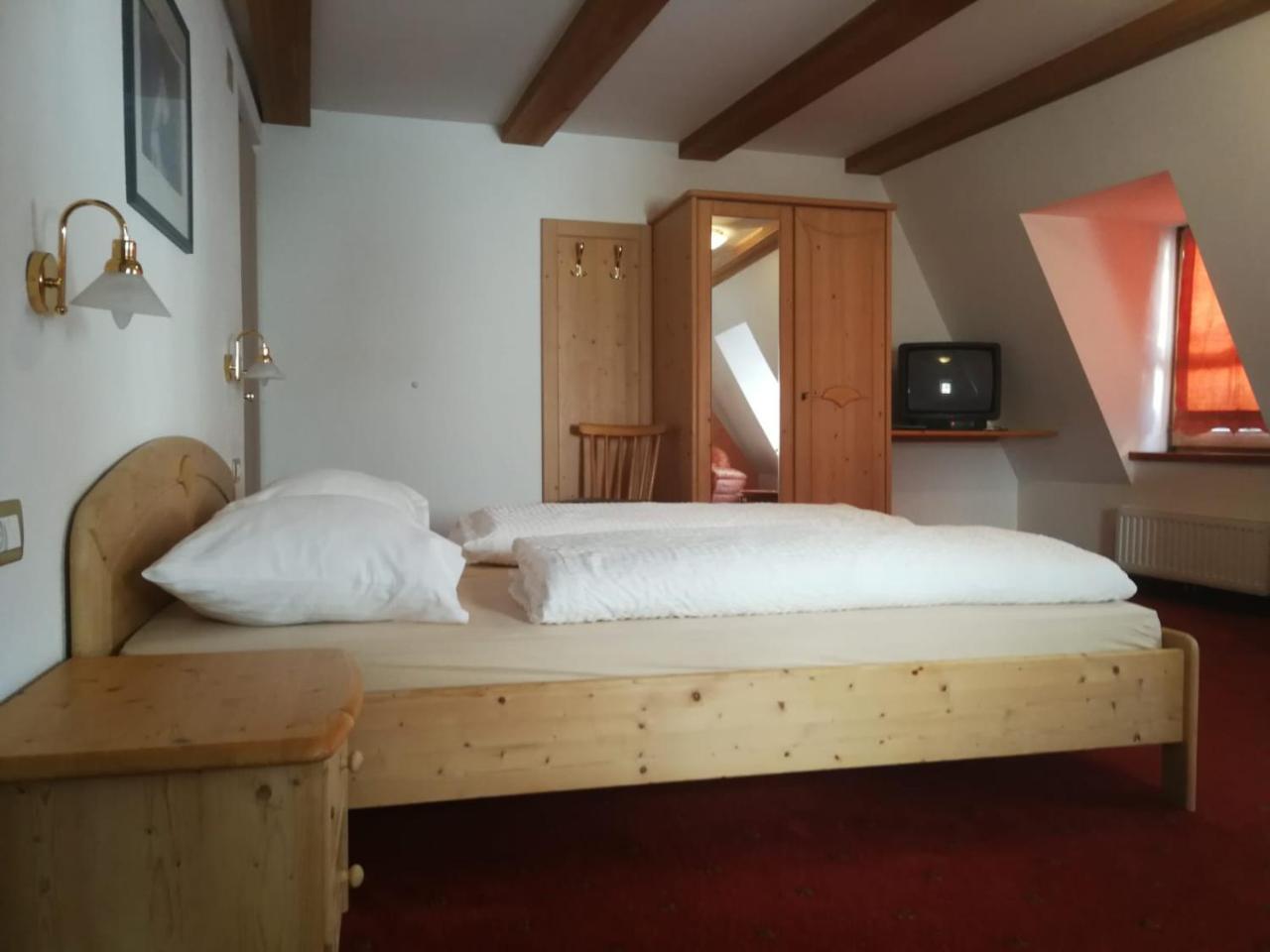 Gasthaus Weisskugel Hotell Malles Venosta Exteriör bild