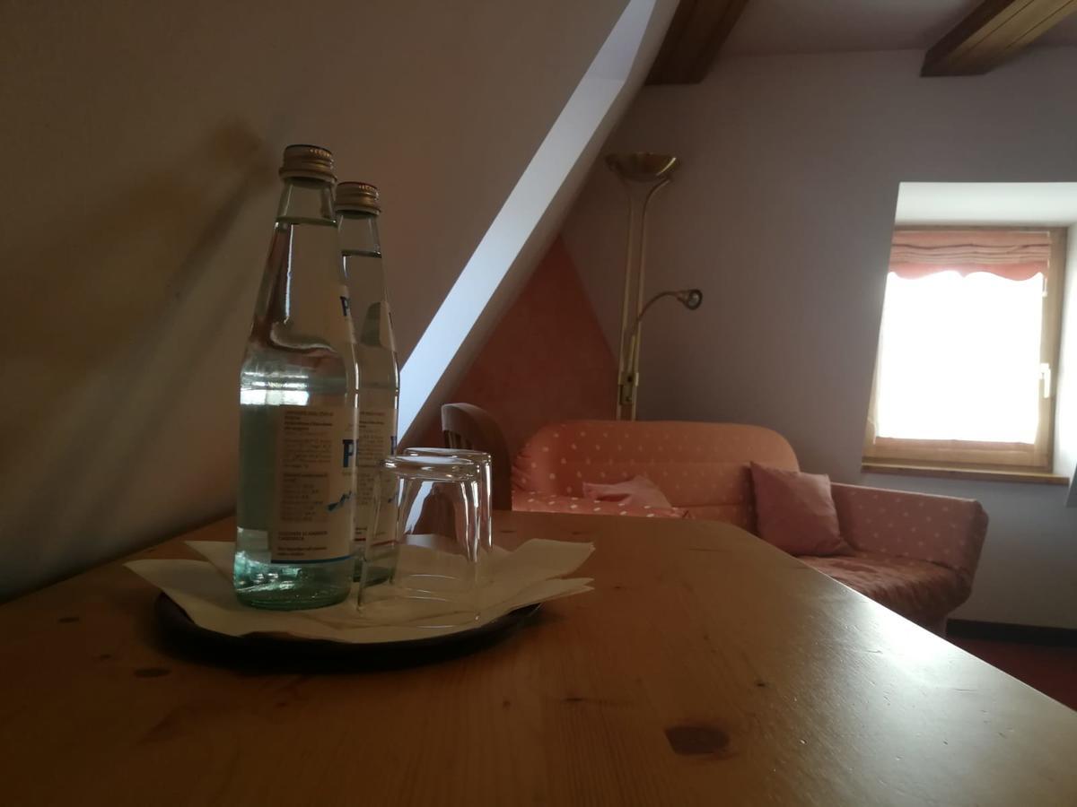 Gasthaus Weisskugel Hotell Malles Venosta Exteriör bild