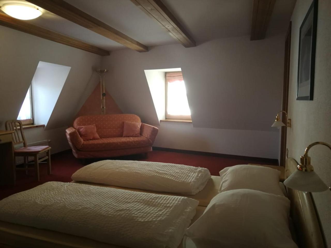 Gasthaus Weisskugel Hotell Malles Venosta Exteriör bild