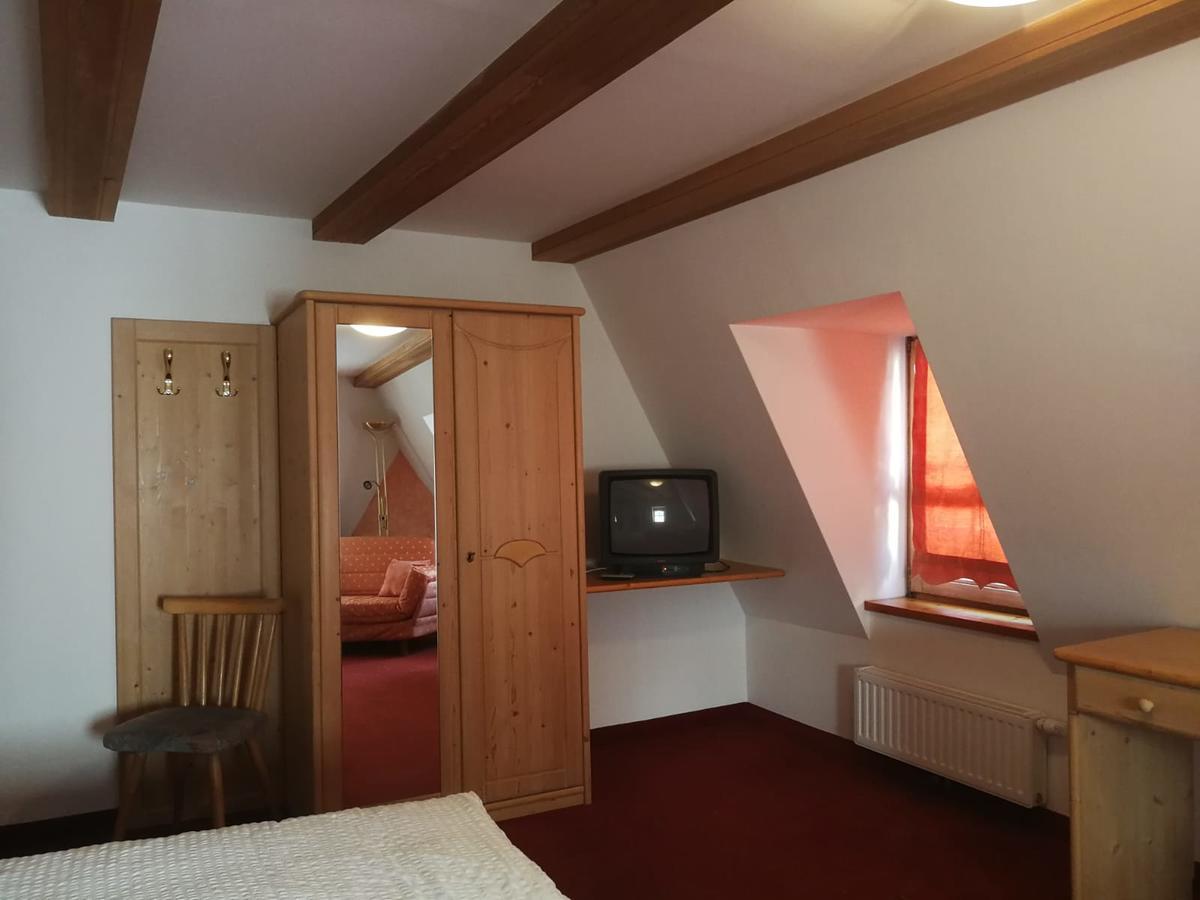 Gasthaus Weisskugel Hotell Malles Venosta Exteriör bild