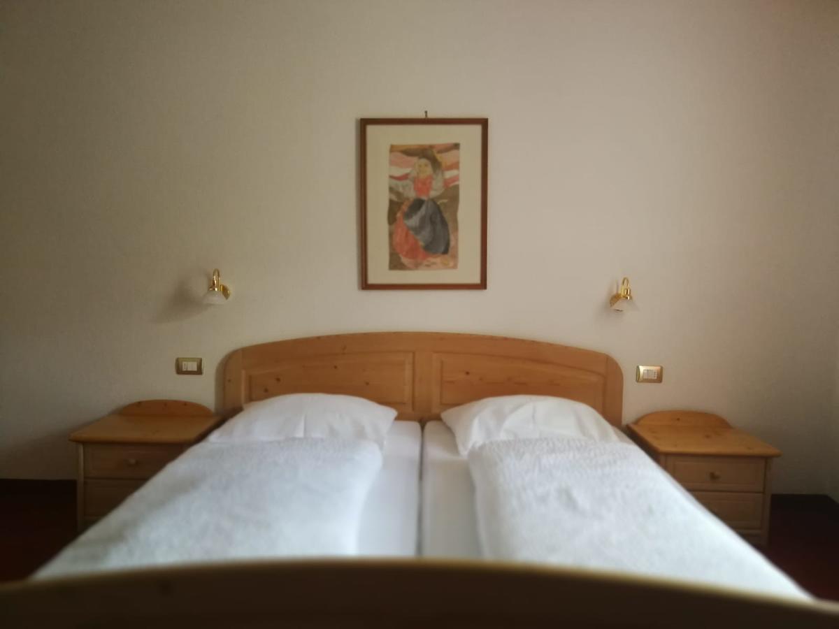 Gasthaus Weisskugel Hotell Malles Venosta Exteriör bild