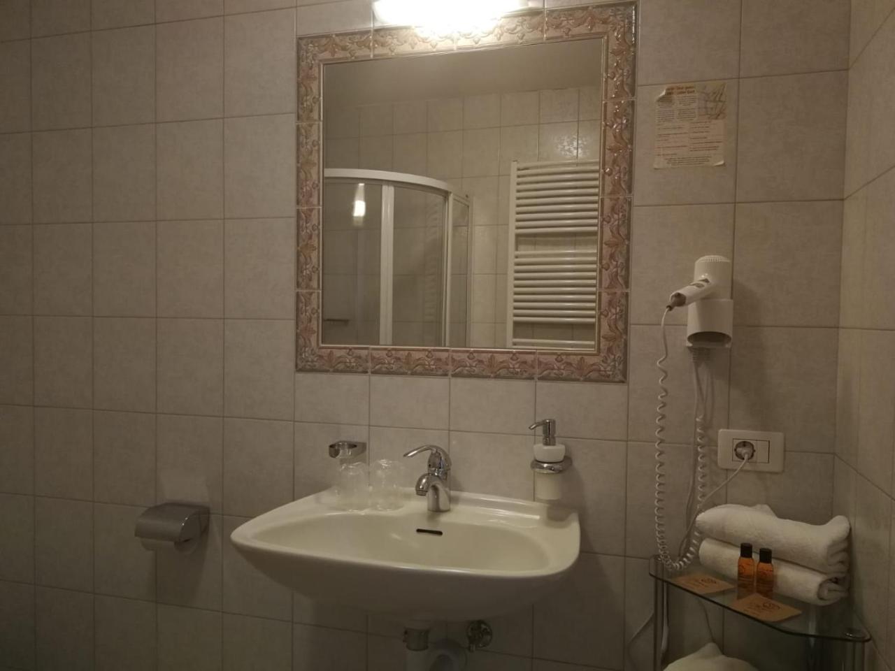 Gasthaus Weisskugel Hotell Malles Venosta Exteriör bild