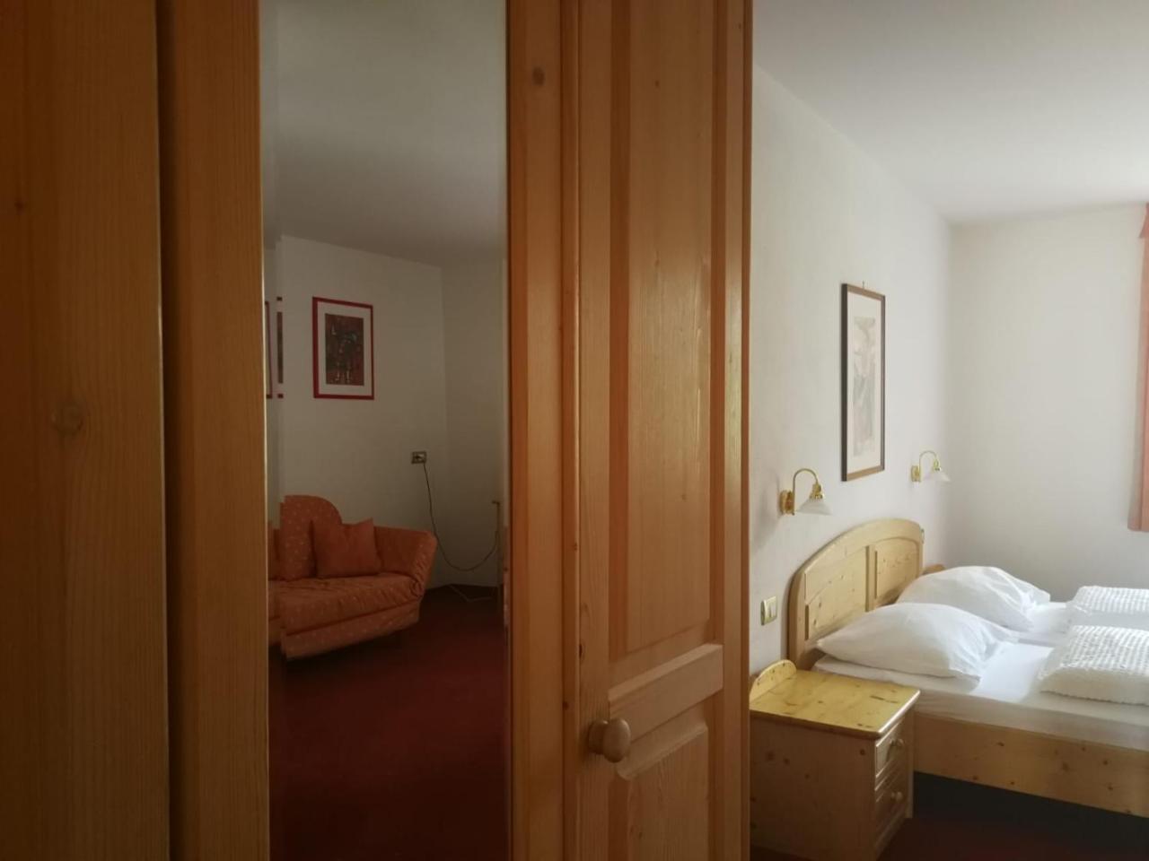 Gasthaus Weisskugel Hotell Malles Venosta Exteriör bild