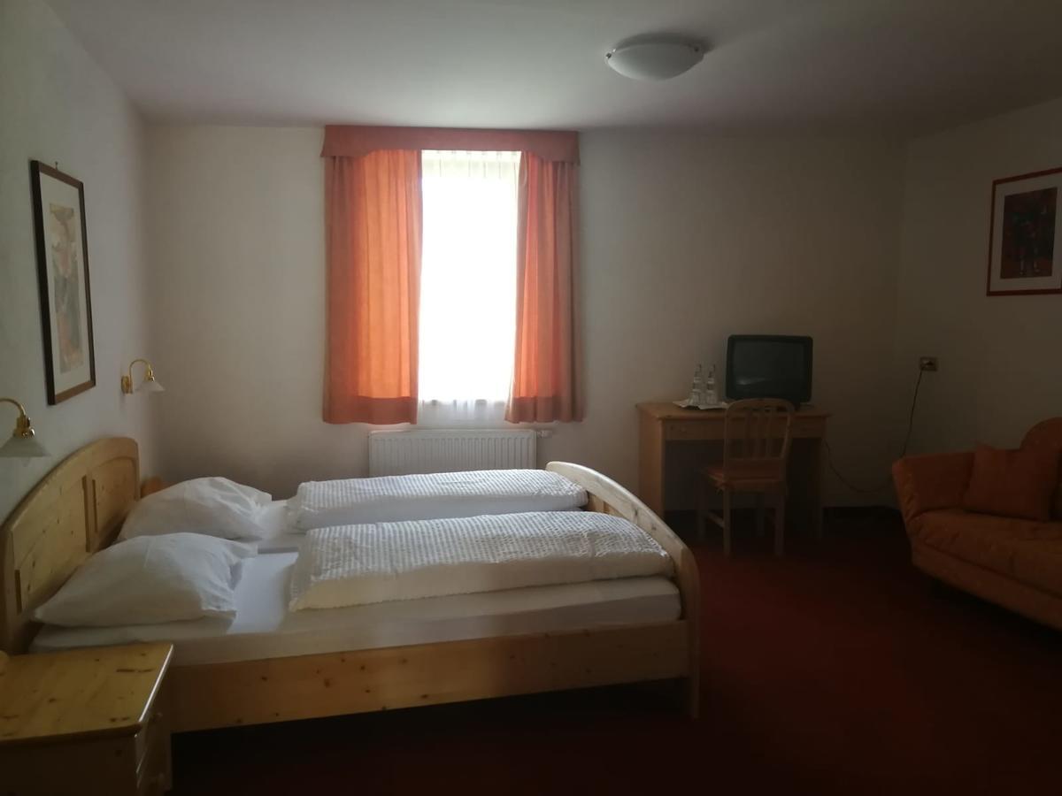 Gasthaus Weisskugel Hotell Malles Venosta Exteriör bild