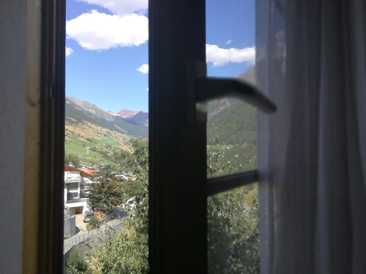 Gasthaus Weisskugel Hotell Malles Venosta Exteriör bild