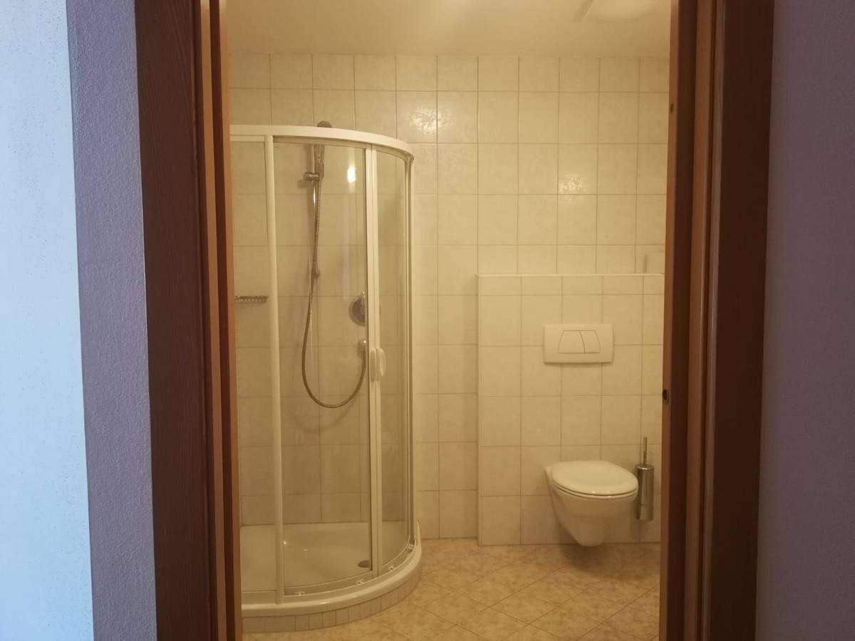 Gasthaus Weisskugel Hotell Malles Venosta Exteriör bild