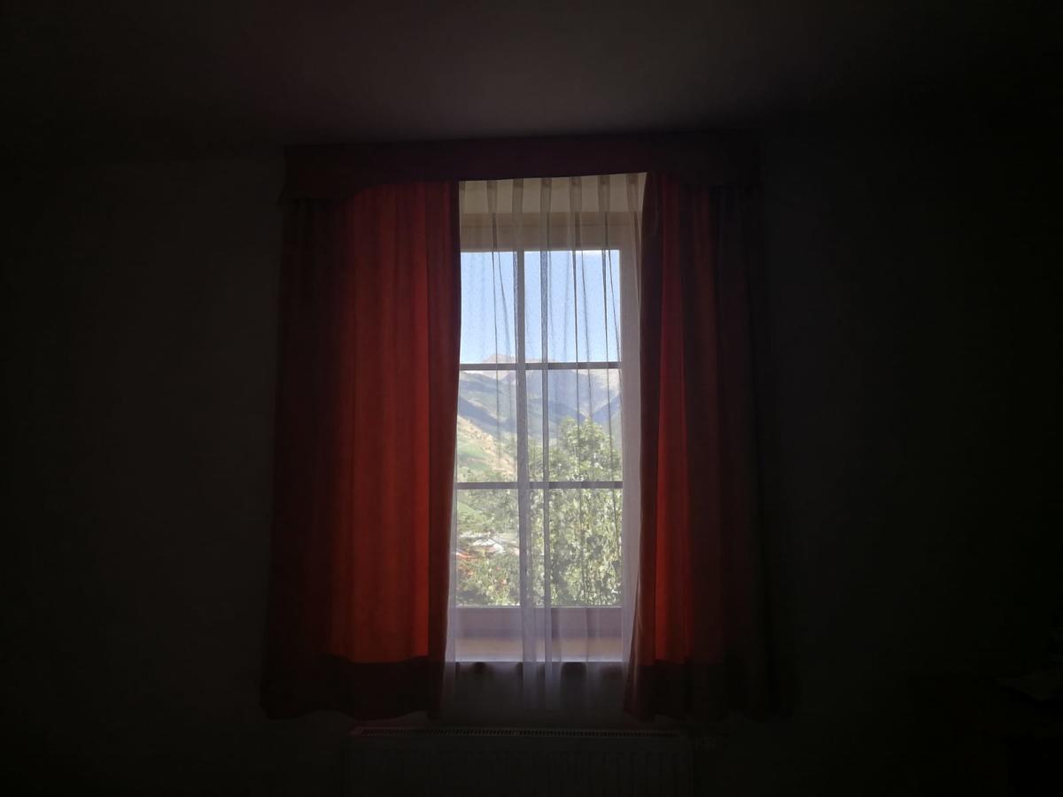 Gasthaus Weisskugel Hotell Malles Venosta Exteriör bild