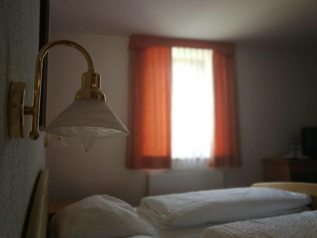 Gasthaus Weisskugel Hotell Malles Venosta Exteriör bild