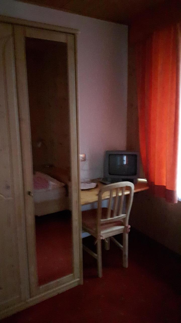 Gasthaus Weisskugel Hotell Malles Venosta Exteriör bild