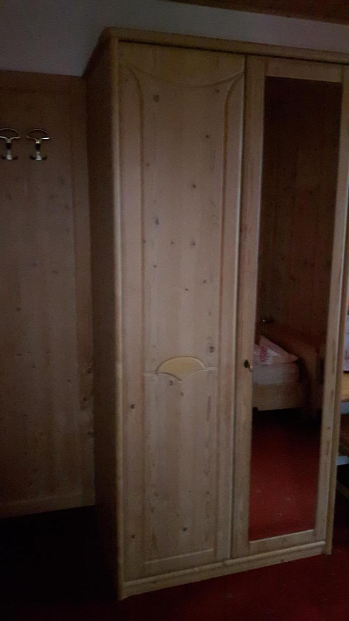 Gasthaus Weisskugel Hotell Malles Venosta Exteriör bild