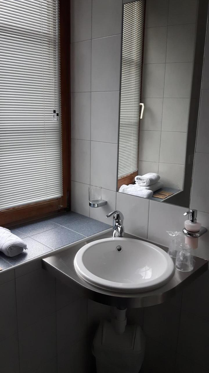 Gasthaus Weisskugel Hotell Malles Venosta Exteriör bild