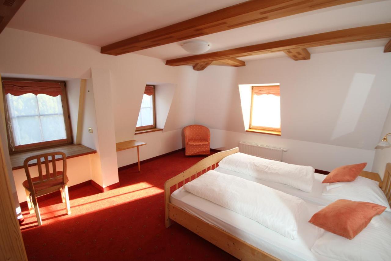 Gasthaus Weisskugel Hotell Malles Venosta Exteriör bild